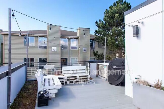 Building Photo - 8819 Midvale Ave N