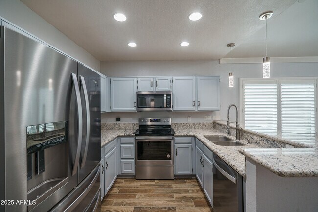 Building Photo - 6820 S Roosevelt St