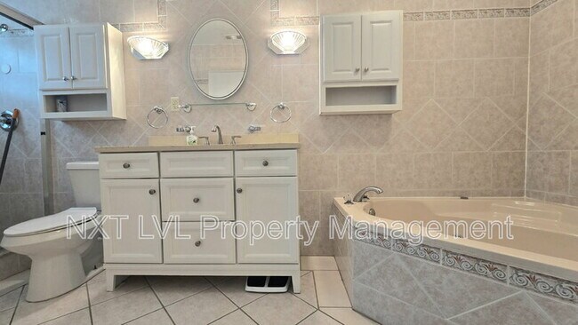 Building Photo - 4123 SW 21st Pl