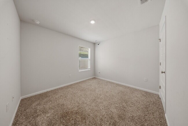 Building Photo - Huge 4 bedroom 2 bathroom home in Southwood