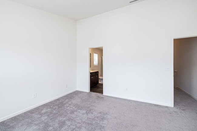 Building Photo - BEAUTIFUL 2 Bedroom/2.5 Bath Townhome in MIDLAND -AVAILABLE LATE AUGUST 2026!