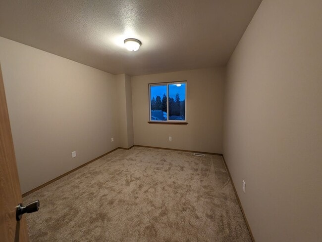 Building Photo - Illahee Home with a View and Two Primary Suites