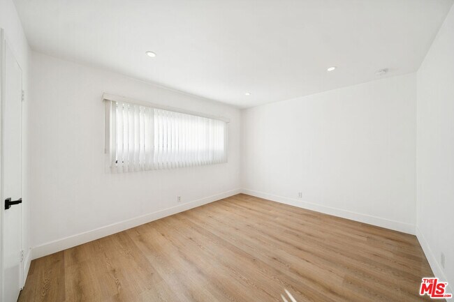 Building Photo - 919 S Sherbourne Dr