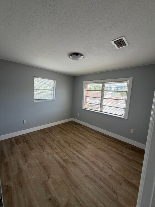Building Photo - 425 SW 21st Ave