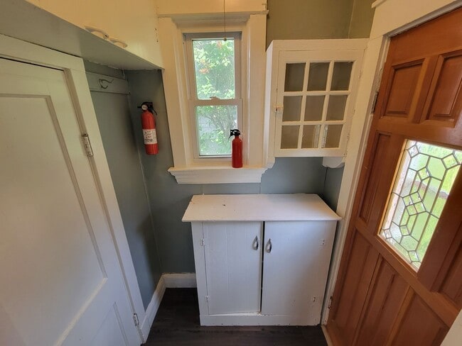 Building Photo - AVAILABLE AUGUST - 2 BED 1 BATH