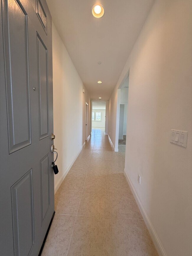 Building Photo - Beautiful Newer Rice Ranch Single Story Ho...