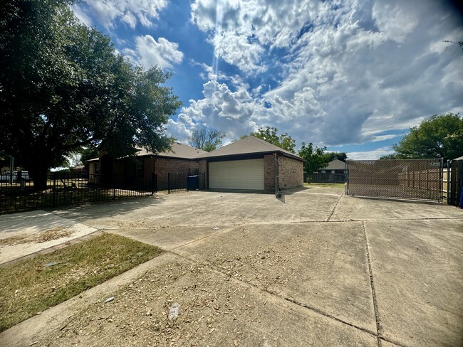 Building Photo - 4707 Highland Farm