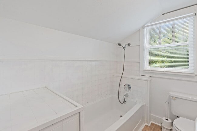 Building Photo - Adorable East Nashville Cottage w/ HUGE Fully-Fenced backyard!