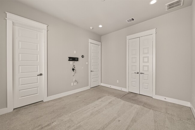 Building Photo - 2114 Engelmohr St