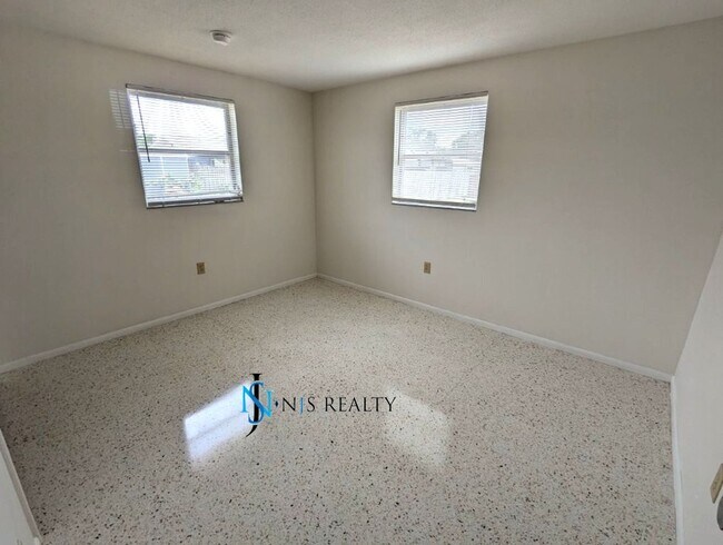 Building Photo - Large open 2/2/1 1378 Sq. Ft. with freshly...