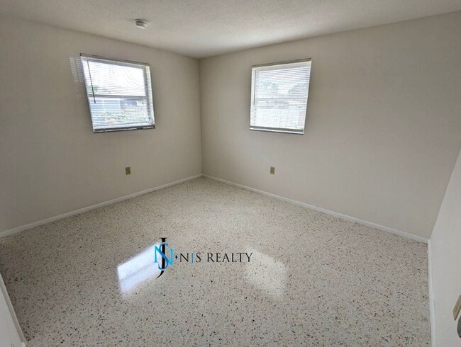 Building Photo - Spacious 2/2/1 1378 Sq. Ft. with freshly f...