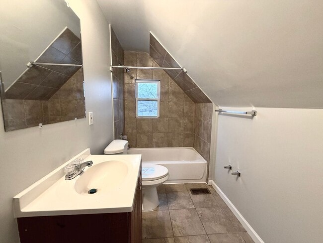 Building Photo - 2 or 3 Bed/1 Bath House for Rent!