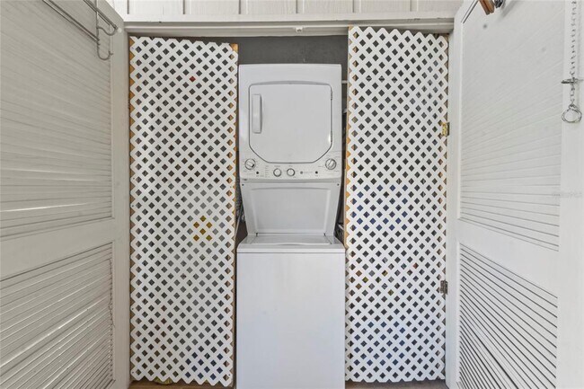 Building Photo - 7193 W Country Club Dr N