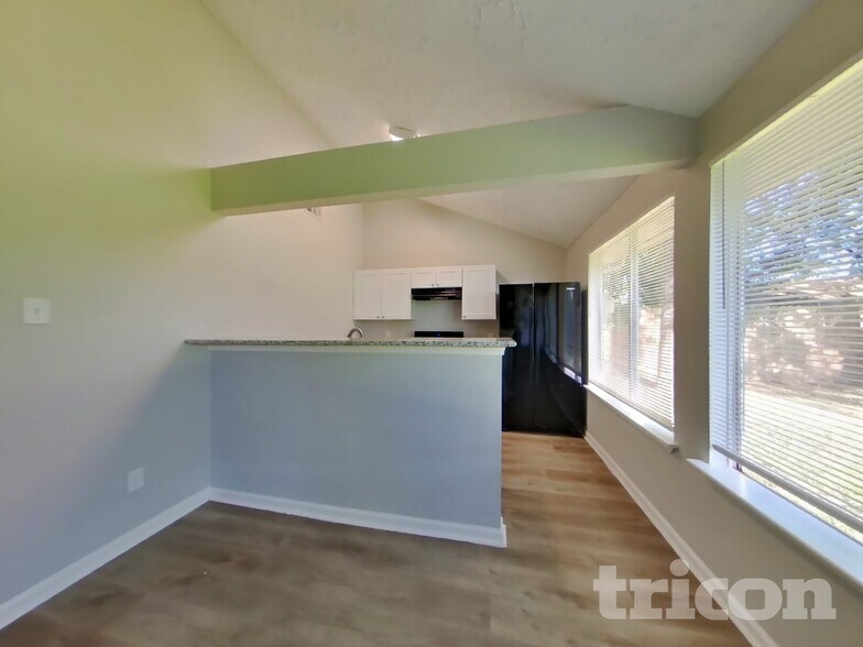 Building Photo - 10919 Almond Grove