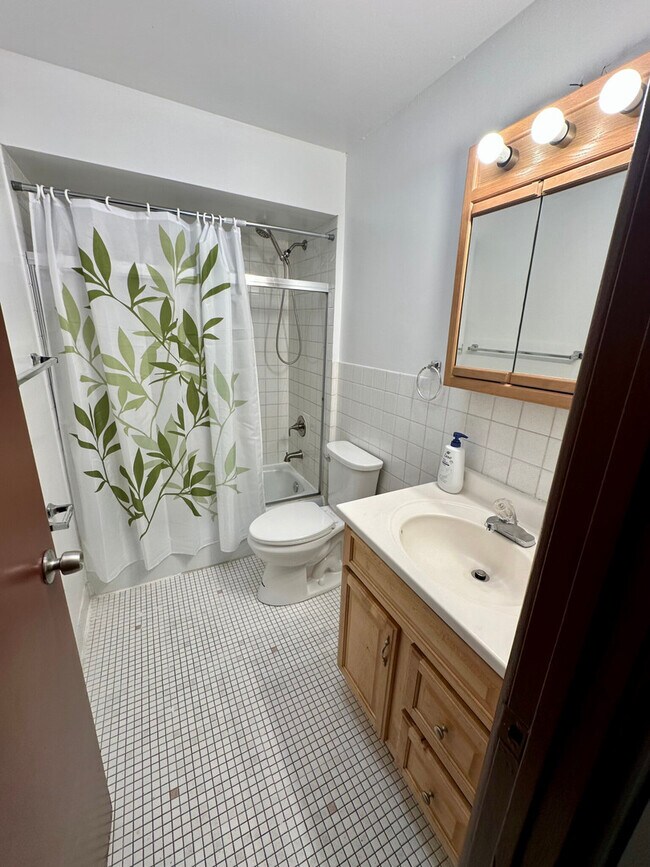 Building Photo - 7320 N Rogers Ave