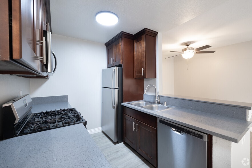 2BR, 2BA - 890SF - Kitchen - Chateau W6600 Apartment Homes