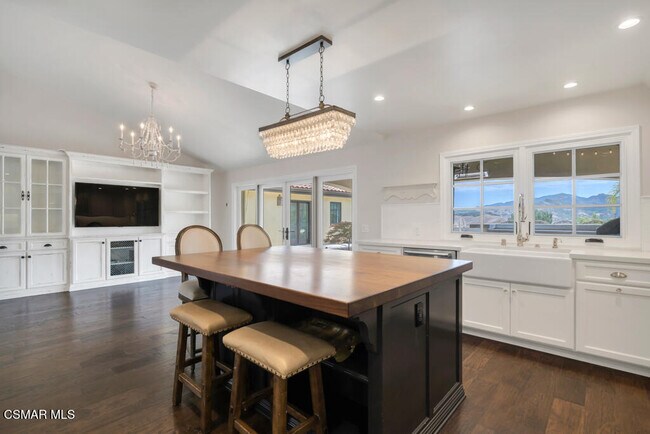 Building Photo - 2076 Hillsbury Rd