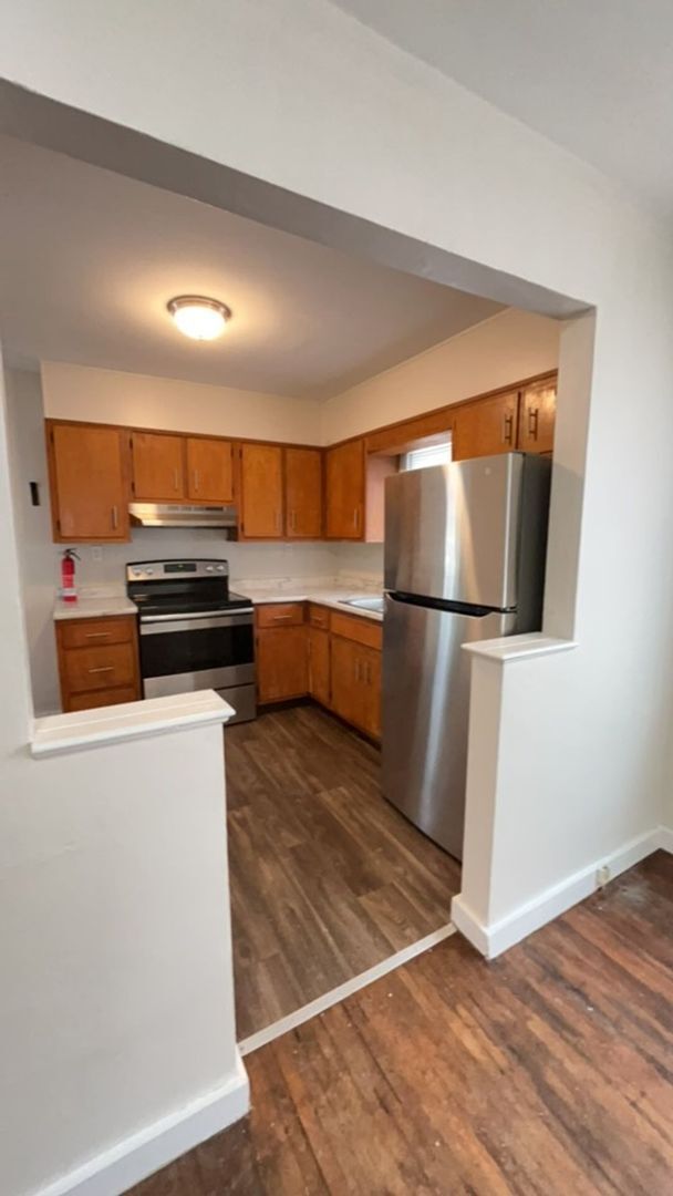 Building Photo - Cozy 2 Bedroom Home! Detached Garage! Large Backyard!