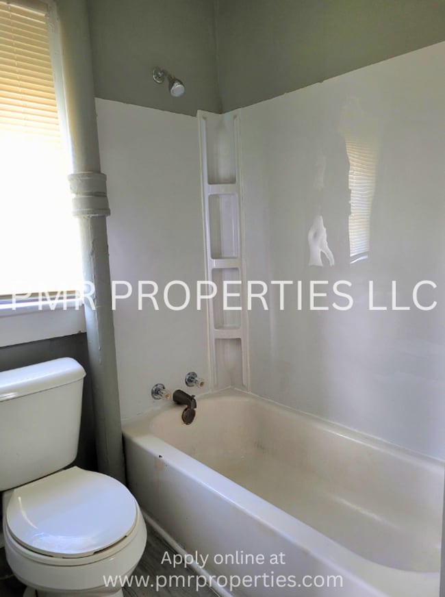 Building Photo - 2 Bedrooms/1 Bathroom House