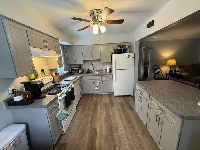 Building Photo - 131 W Evelyn Ave