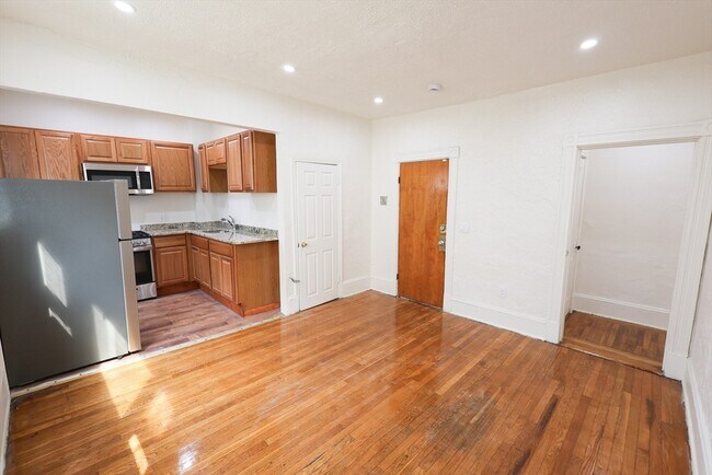 Building Photo - 114 Amory St