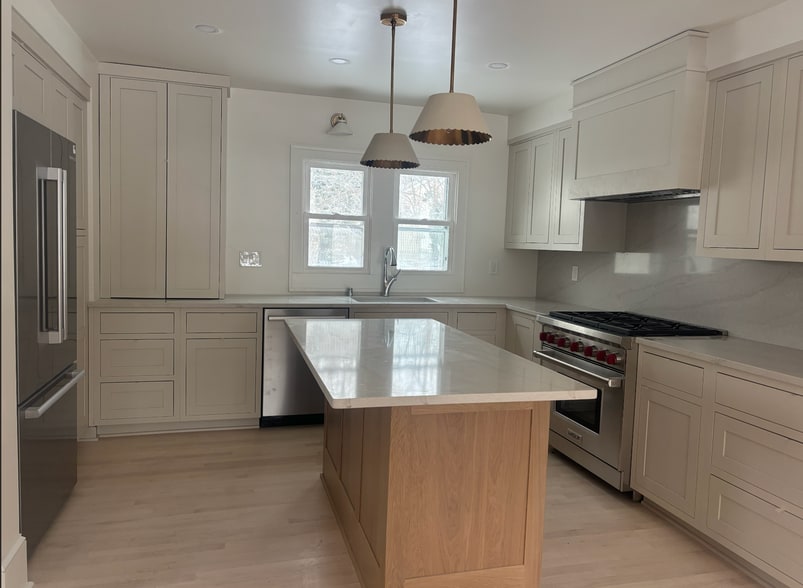 Kitchen - 1028 E Meadow Pl