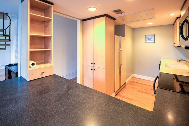 Building Photo - Welcome to the Baynard House; Elegant, Spacious & Bright Showing- Coming Soon