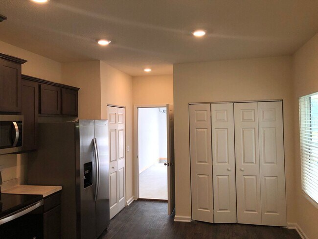 Building Photo - 3 bedroom 2.5 bath Townhome with 1 car garage