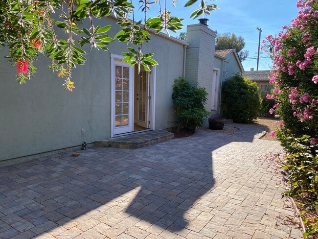 Building Photo - REDWOOD CITY - Beautifully Updated 3BR/2BA