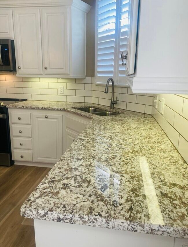 Building Photo - 3816 Whispering Oaks