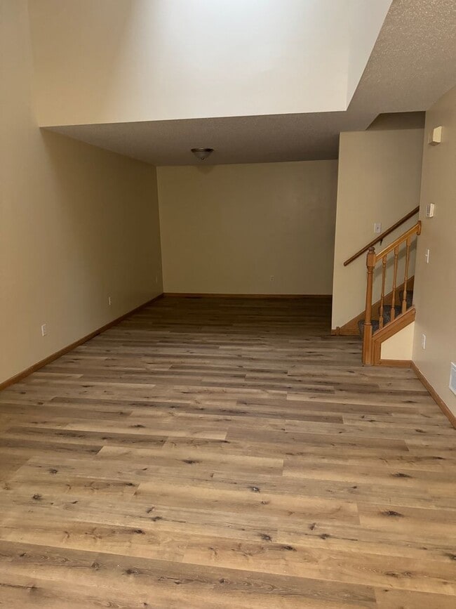 Building Photo - New paint and flooring! 3 bed/1.5 bath ove...