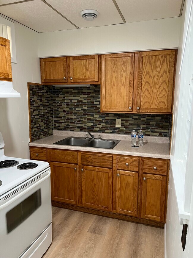 Building Photo - 113 Main St E