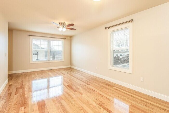 Building Photo - 1305 River View Ln