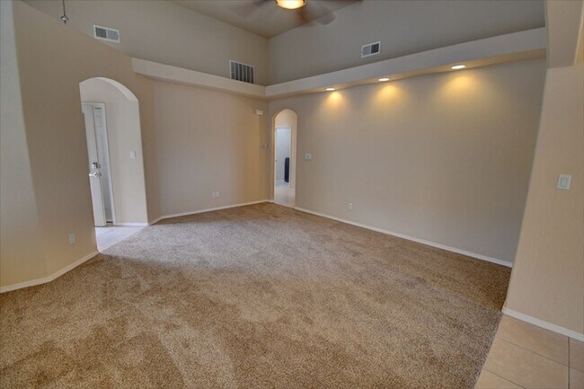 Building Photo - Beautiful NW Single Story Home --_Ready NOW!