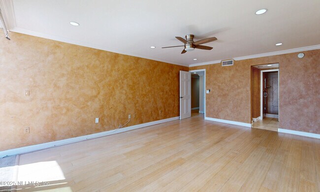 Building Photo - 2100 Ocean Dr S