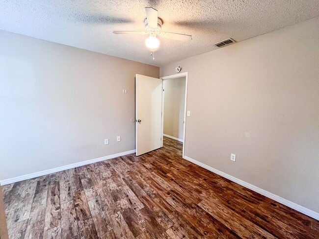 Building Photo - Windsor Park #1118 - On several bus routes to UF