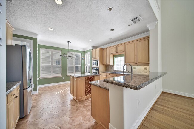 Building Photo - 1515 Hyde Park Blvd