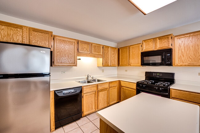 Building Photo - 1640 Hilton Head Dr