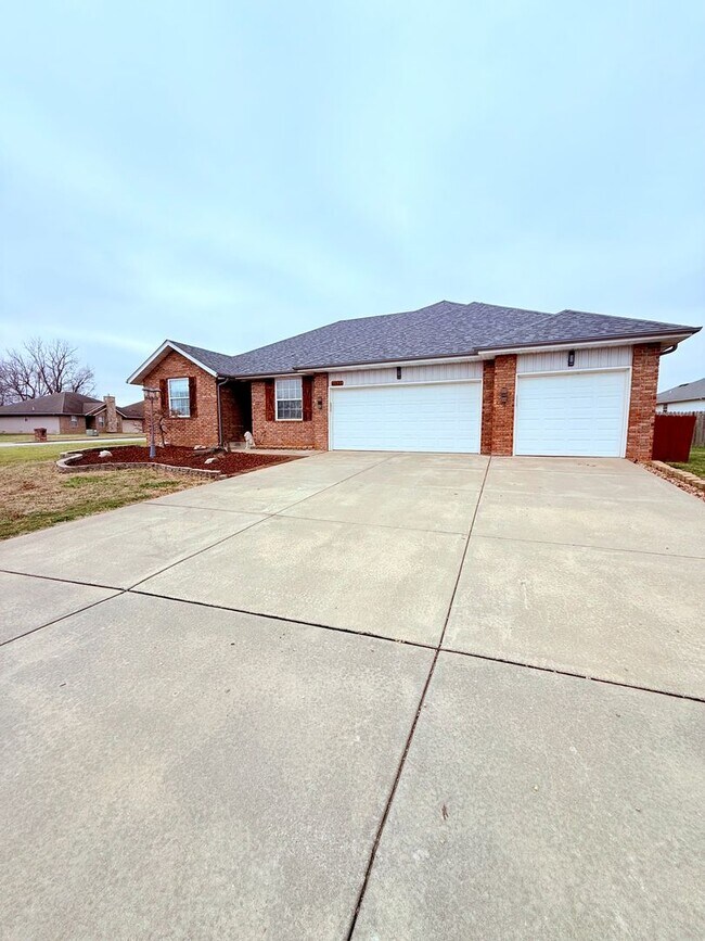 Building Photo - Bent Tree Subdivision - 4 BR - 2 Living Areas - 3 Car