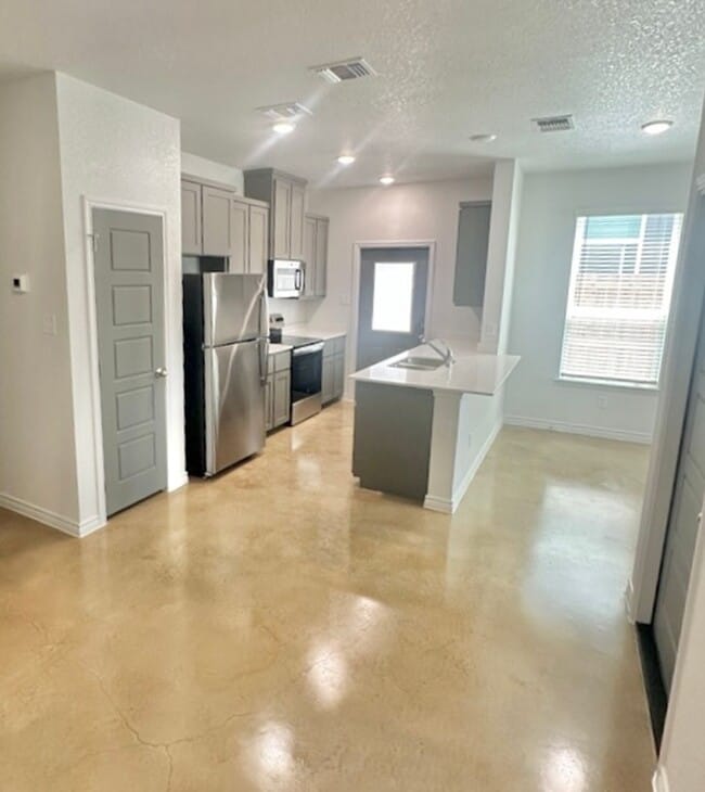 Building Photo - AVAILABLE NOW! - FIRST MONTH FREE