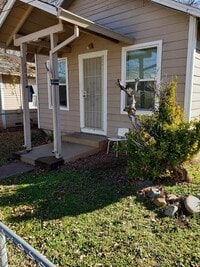 Building Photo - Remodeled One Bedroom Cottage With Private...