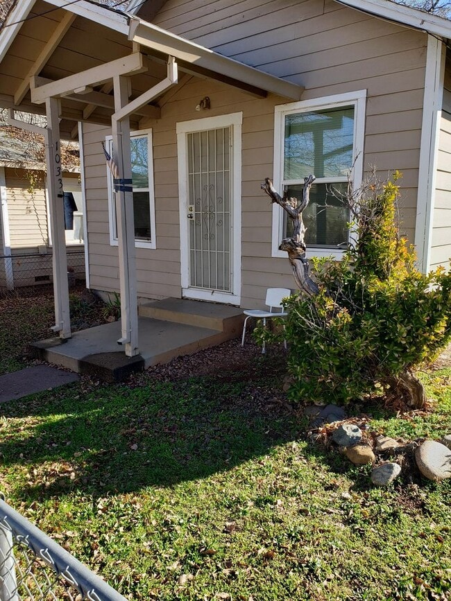 Primary Photo - Remodeled One Bedroom Cottage With Private...