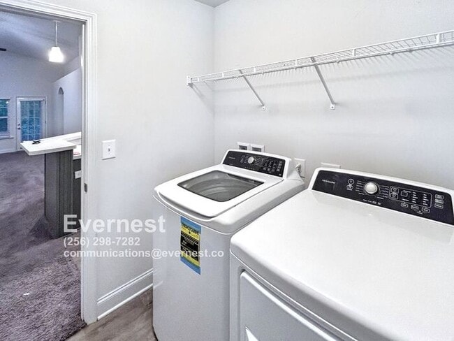 Building Photo - 4-Bedroom, 2-Bathroom Home with Modern App...