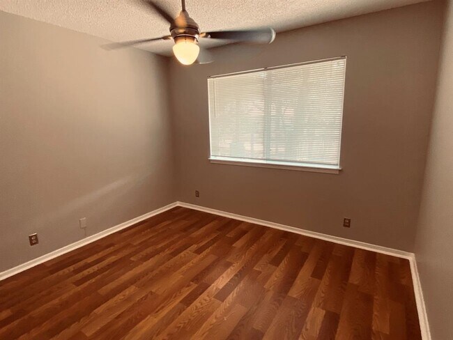 Building Photo - 12613 Tree Line Dr