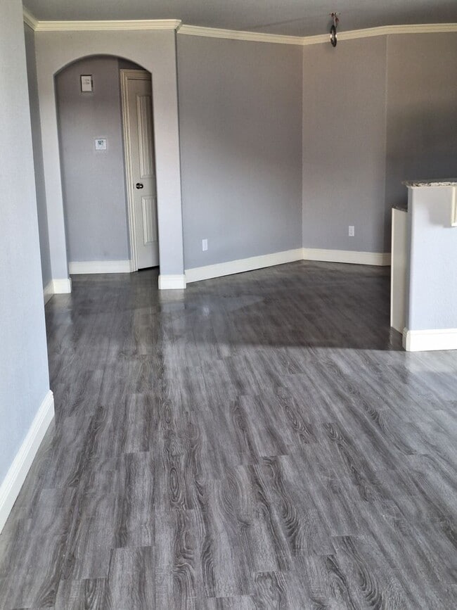 Building Photo - 3 bedroom Duplex with move in special