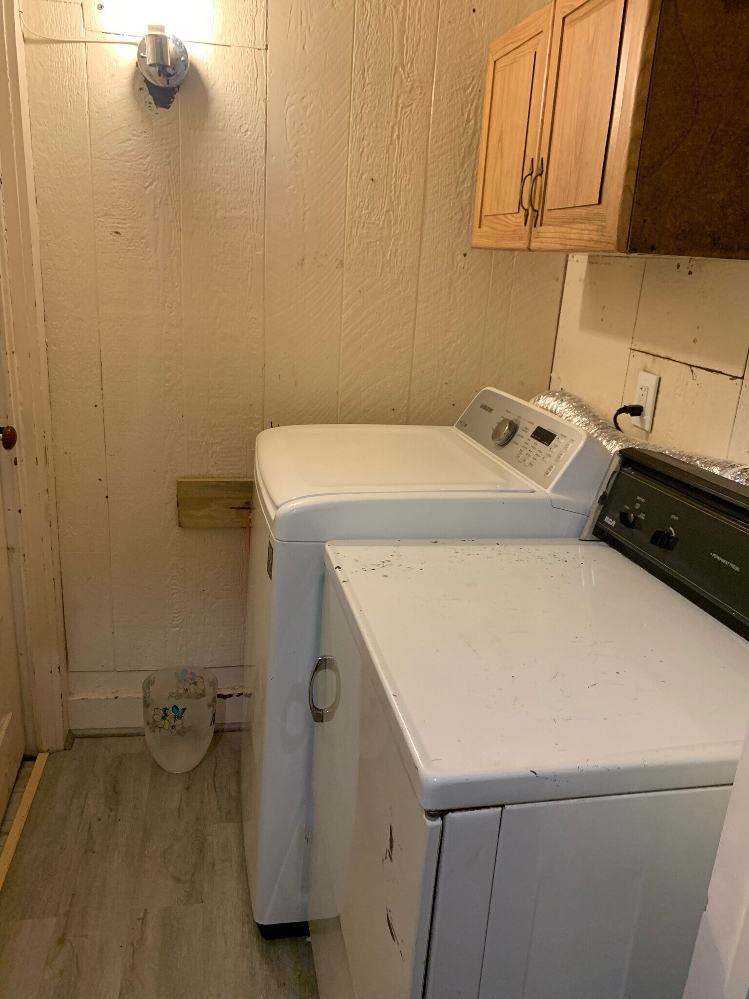 Laundry room - 1237 Western Ave