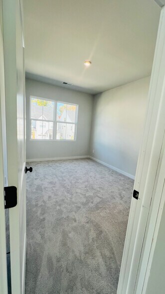 Building Photo - Room in Townhome on Munsing Dr
