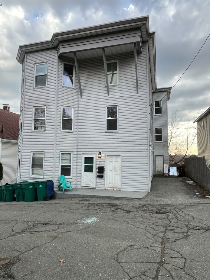 building front - 17 Shillington Ave