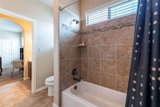 Building Photo - 407 Indianwood Dr