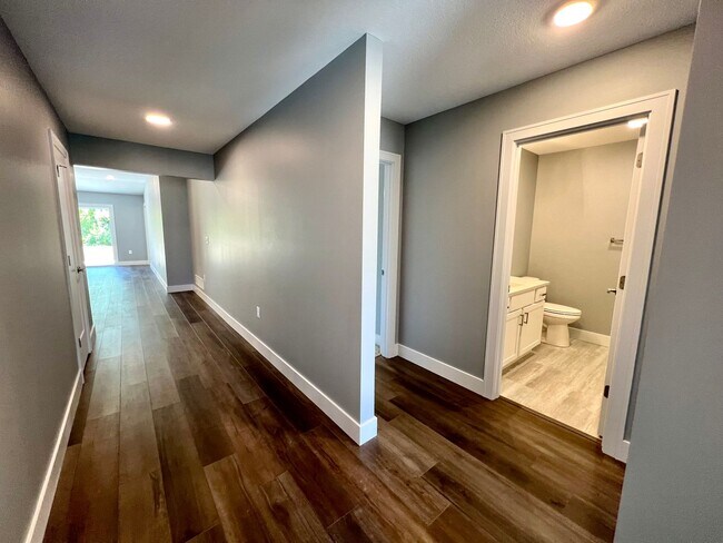Building Photo - Modern 3 Bedroom Duplex in Irvine Acres!